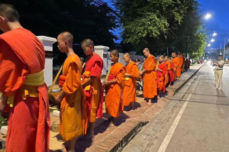 近くのお寺から僧侶が列をなします