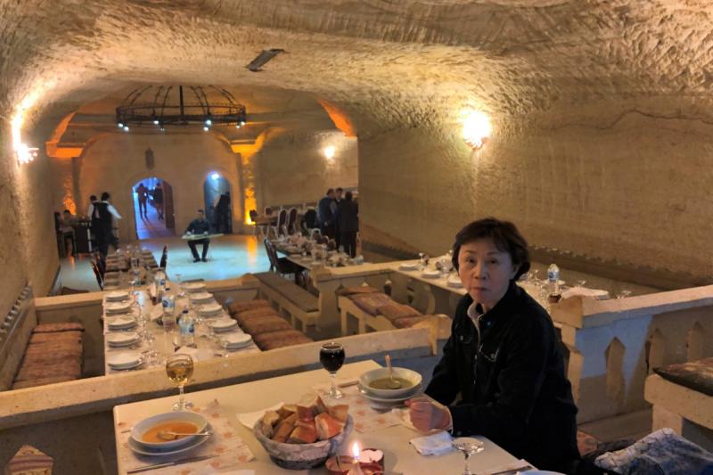 洞窟レストランで、壺焼きケバブと地元産のワインをいただきました