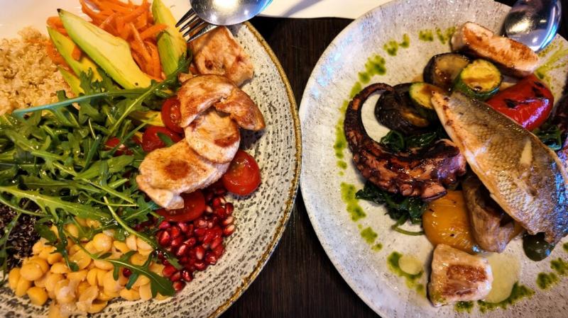 ソフィテル アテネ エアポートのレストランで食べたサラダと魚と野菜のグリル。サラダのザクロとキヌアが新感覚！