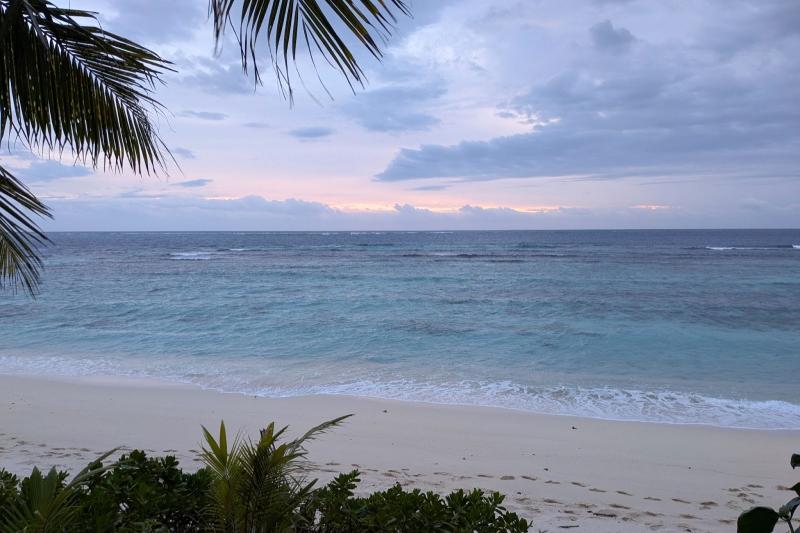 穏やかな波が打ち寄せるビーチをお散歩するのもおすすめ