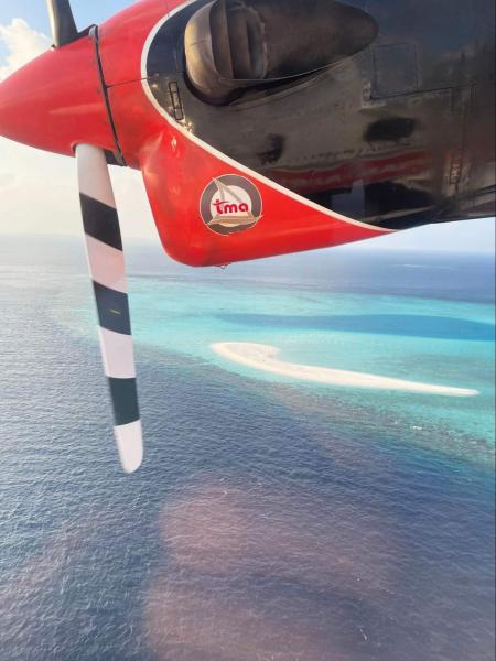 水上飛行機でリゾートへ。空から見える景色もきれいです