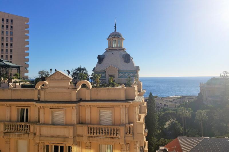 バルコニーを出れば、モナコの街並みと海風が気持ちいいです