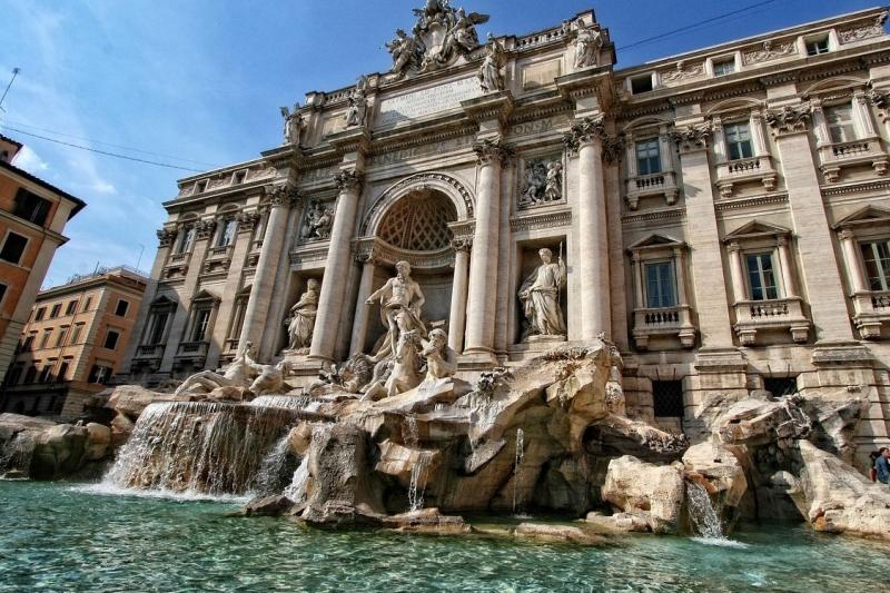 【トレビの泉】18世紀に完成した、バロック様式の彫刻が見事なローマ最大の噴水。ローマの観光名所のひとつで、噴水に背を向けてコインを1枚投げ入れると、再びローマに戻ってこられるといわれています。