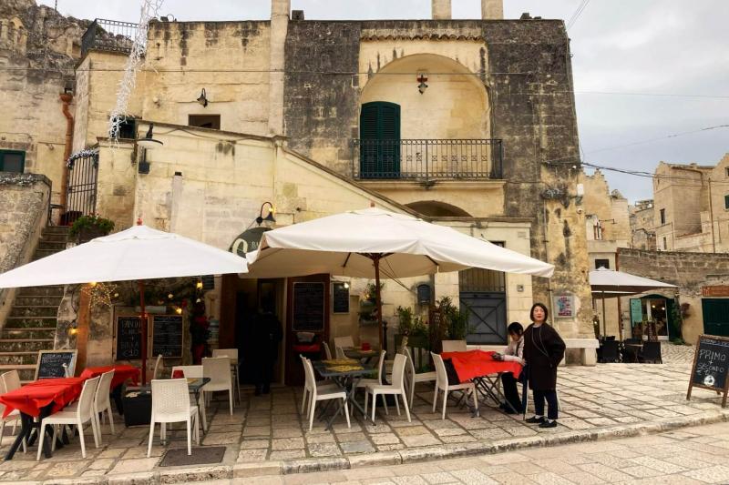 こちらのレストラン「オステリア サン ピエトロ（Osteria San Pietro）」でランチをいただきました。良心的なお値段のレストランで、ボリュームたっぷりのパスタ＆チキンのセットメニューをいただきました。