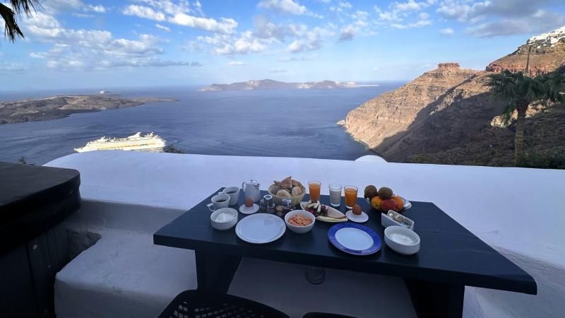 部屋を出てすぐの絶景の中で朝食