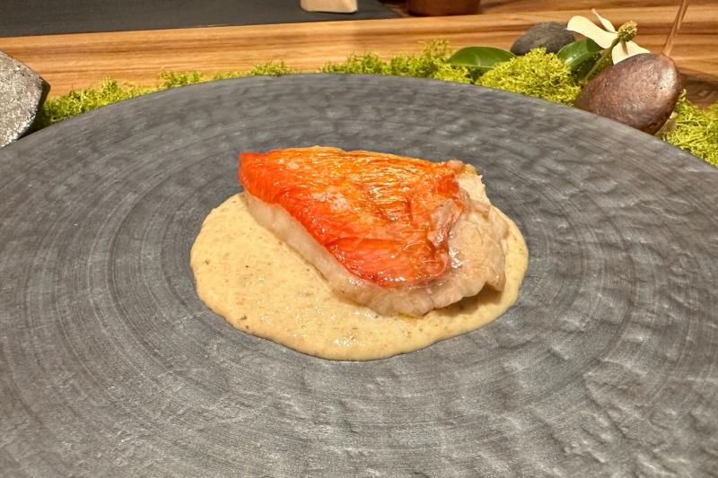 料理名「キンメダイ 発酵キノコソース」。伊豆といえばキンメですよね