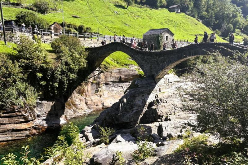 反対側から見る橋は少しちがう形に見えます