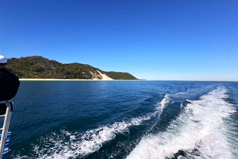 島に近づくにつれて、海の色がだんだんときれいなブルーの海へと変わっていきます。