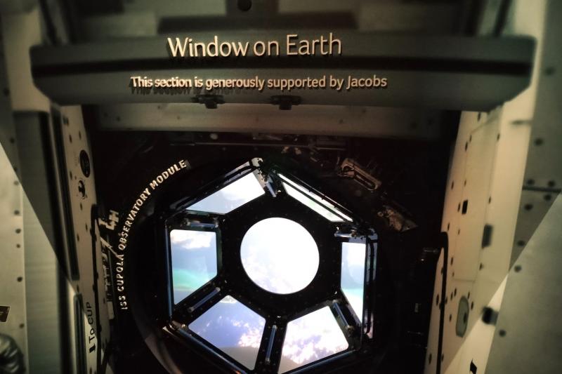 スペースシャトルの窓から見える地球の景色