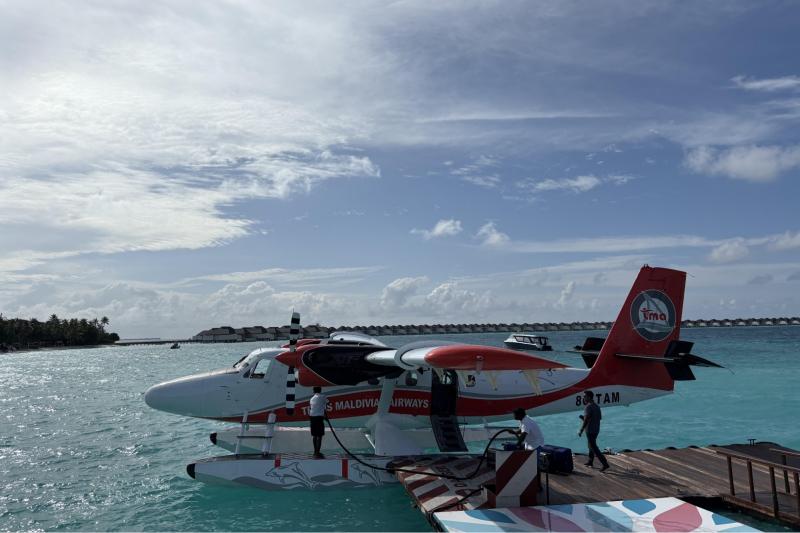 帰りは波がすごかったので、船で近くのホテルまで移動してから水上飛行機に乗りました。雰囲気や海の色も少し違って、楽しかったです。