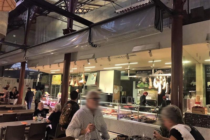 フィレンツェ中央市場の上にあるフードコートの雰囲気。写真はビステッカを売っているお肉屋さん
