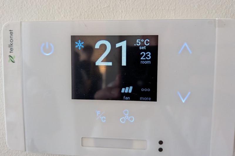 エアコン操作はタッチパネル式で直観的に使えます