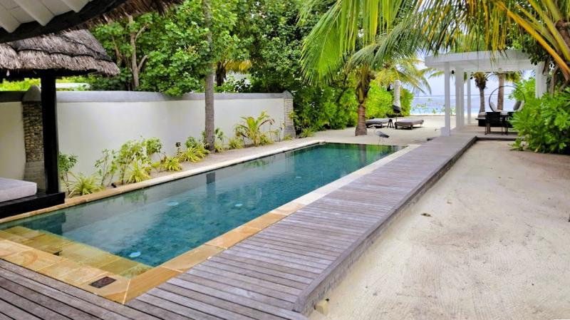 プールの先にあるビーチにアクセスできます