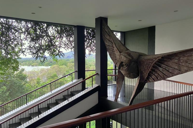 シギリヤ ウィング側の大階段にある印象的な大きなフクロウのオブジェはバワ氏の友人の作品