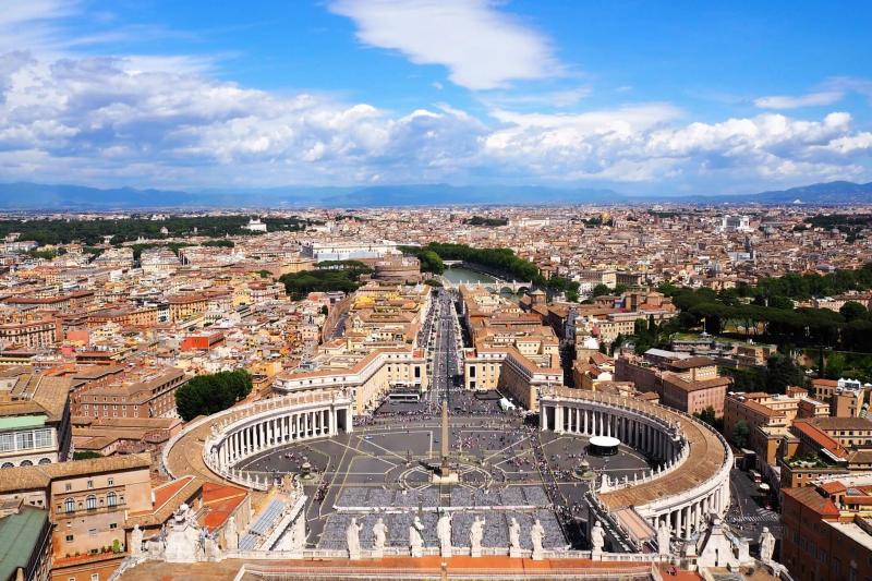 サンピエトロ大聖堂から見たサンピエトロ広場。線対象な構造をしていて、ローマ市内とは異なる特別な場所であることが浮き彫りになります