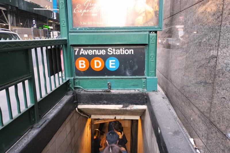 タイムズスクエア（今回は7th Ave. & 53rd St.駅を利用）から地下鉄B、Dラインでヤンキースタジアムまで、乗り換えなしで1本で行けます