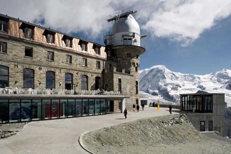 ツェルマットで宿泊の「3100 クルムホテル ゴルナーグラート」。標高3,100m、ゴルナーグラート展望台に建つ山岳ホテルです（Photo by：Kulmhotel Gornergrat）