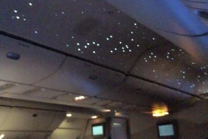 機内天井が星空のようにライトアップ☆彡