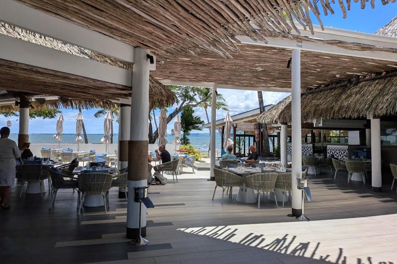 今回中は見られませんでしたが、奥には「ココ（KOKO）」というデナラウ島で初めてできたフィジー料理レストランもあり、本格的な地元料理とサンセットをお楽しみいただけます