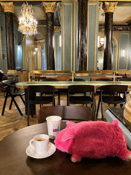 世界一？豪華と言われているスターバックス オペラ店にて。ぬいぐるみのとんとんと朝のコーヒータイム