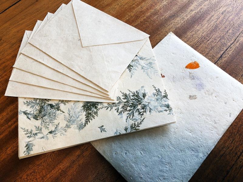 ブータンの首都ティンプーの紙漉き工房で見つけました！ 日本の和紙に似ていて、ブータンの草花が漉きこまれています。手作りならではのあたたかみあるレターセットで、大切な人に手紙をしたためてみませんか？