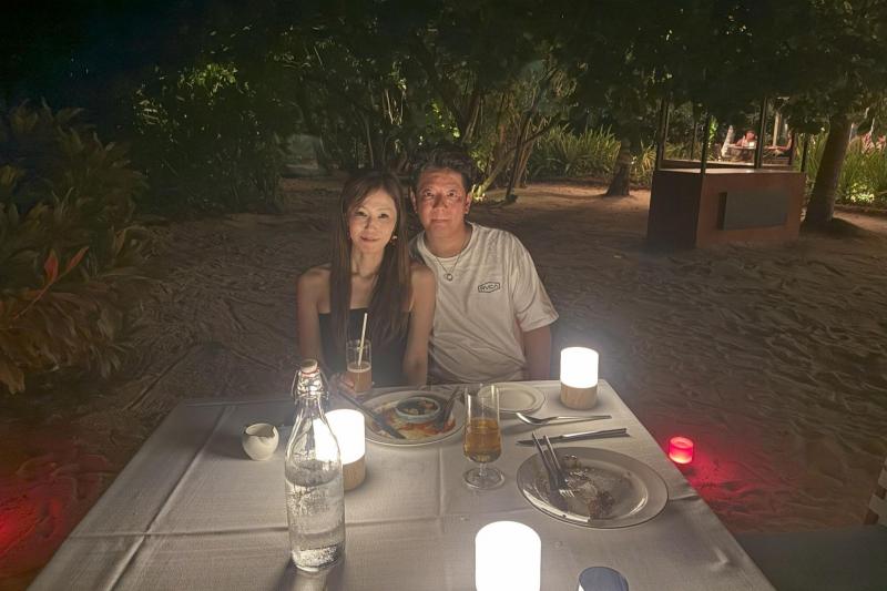 砂浜にテーブルセッティングしてくれるビーチディナー