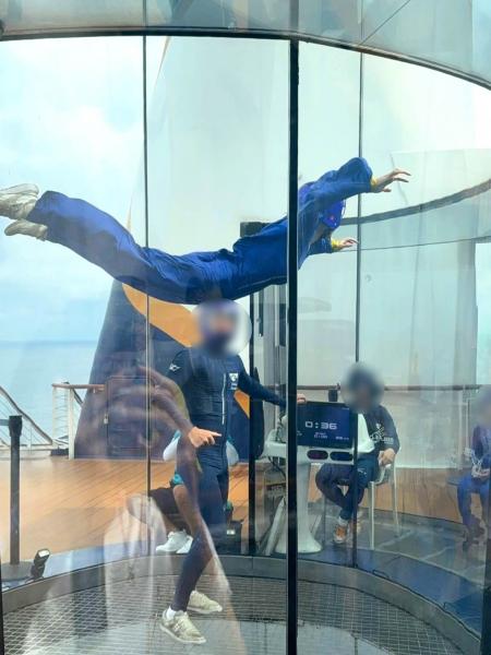 クルーズ内でアイフライ体験（屋内のスカイダイビング）