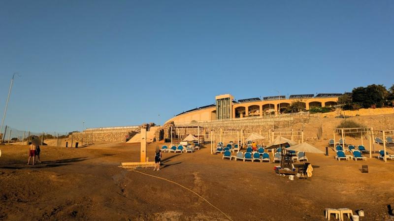 死海前のビーチエリアはホテル専用になっており、ビーチチェアも使えます