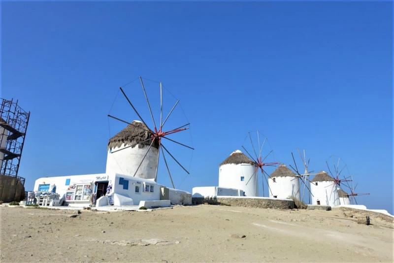 【カトミリの風車】ミコノス島のシンボルである、5基の風車。白く塗られた、丸い建物で、藁葺きの屋根はとても印象的。かつては、小麦を挽くために使われていましたが、現在は稼働していません。