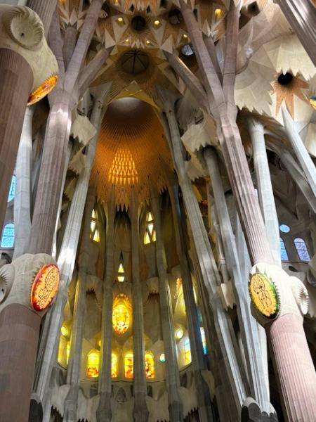 サグラダ ファミリアの内観。力強さを感じて安心感のある柱