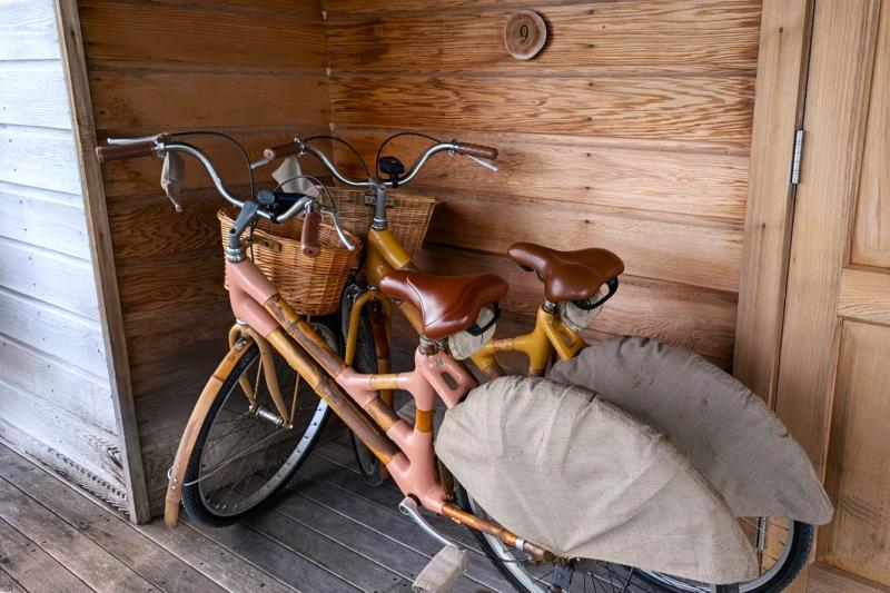 各部屋には自転車付き。スカートが絡まないようなカバーの配慮もGood
