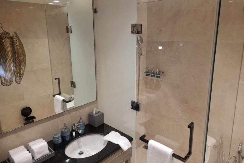 ラウンジのお手洗いにはシャワーブースも！