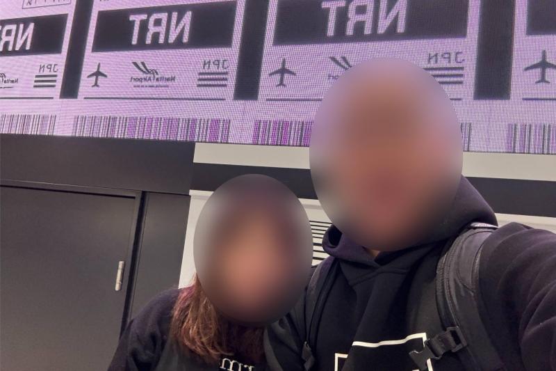 成田での1枚、これから新婚旅行に出発！