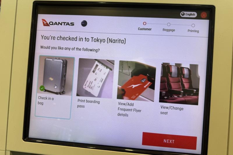 この画面では「Check in a bag」と「Print boarding pass」を選んで「NEXT」をタップします