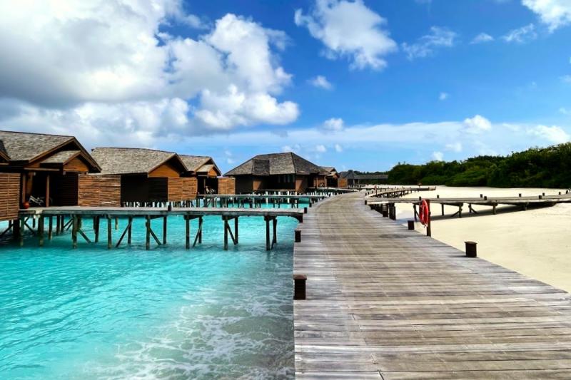 プール付きオーシャンヴィラの桟橋