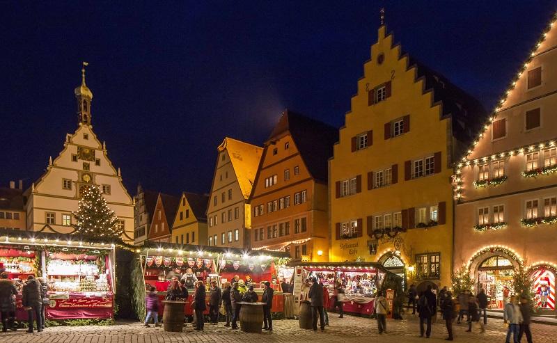 【ローテンブルク】ロマンティック街道に位置する、中世の面影を残した小さな街のクリスマスマーケットは、ドイツで一番美しいと称えられています。会場となるマルクト広場の街並みにイルミネーションが点灯すると、とても幻想的に！ また1年中クリスマスグッズを取り扱うショップもあります。＊アクセス：（鉄道）フランクフルトからICEで約1時間10分でヴュルツブルクへ。そこからシュタイナッハ乗り換え、RBで約1時間。Photo：©Rothenburg Tourismus Service, W. Pfitzinger
