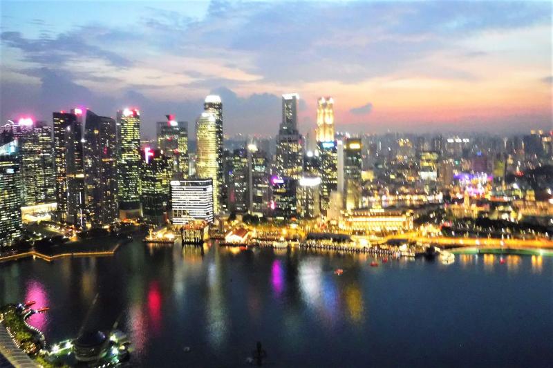 夕焼けから夜景へ。きれいなシンガポールを見ることができました！