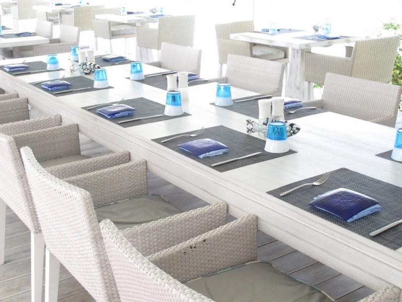 ランチはレストラン：BLUにて。海の青さが映えるよう白を基調としたレストランです。