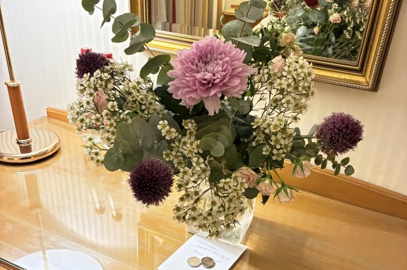 ホテルにて。撮影のために現地のお花屋さんで見つけた生花のブーケ。撮影後は花瓶を借りて部屋に飾っていました