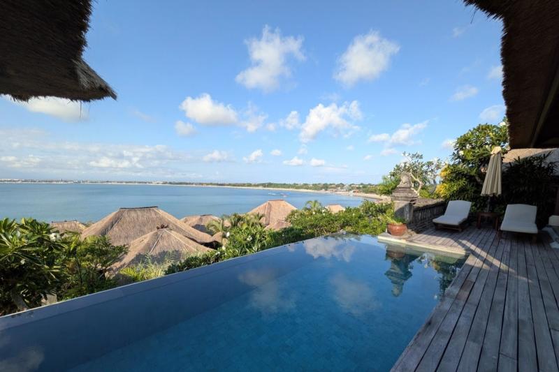 深さ140㎝の大きなプール。奥にはサンラウンジャーも