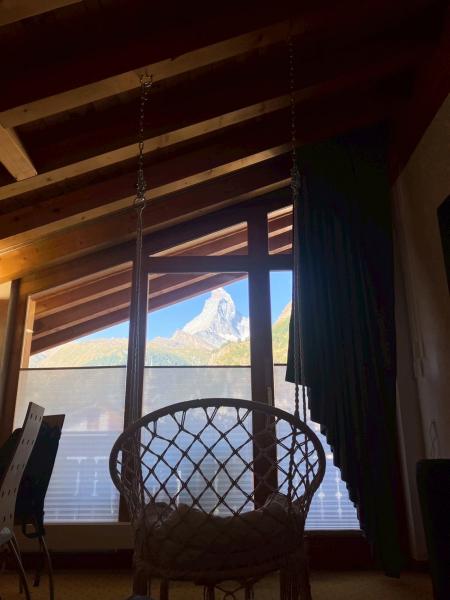 ツェルマットのホテルの籐椅子とマッターホルン