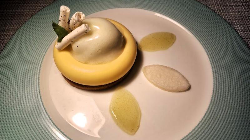 Limone e Basilico（レモンクリーム、​​マシュマロ、レモンバジルシャーベット、バニラビスケット、メレンゲ、バジルパウダー）