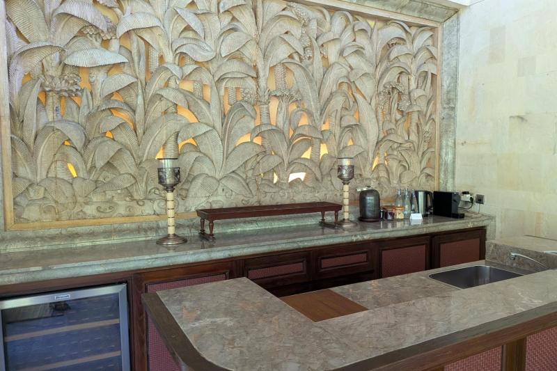 シンク付きのカウンターにミニバーがあります