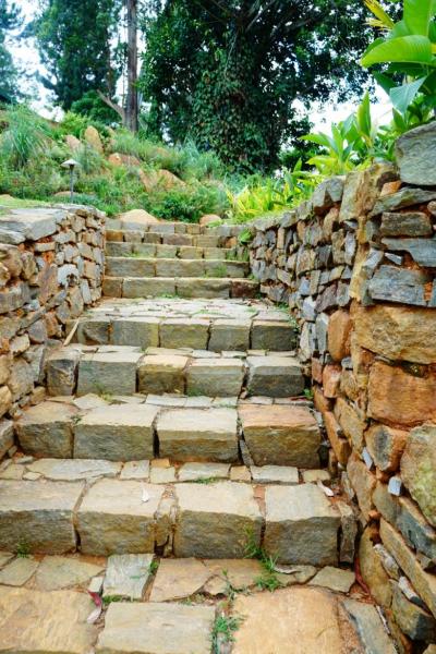 ガーデンに行く階段もこのような石畳の階段です