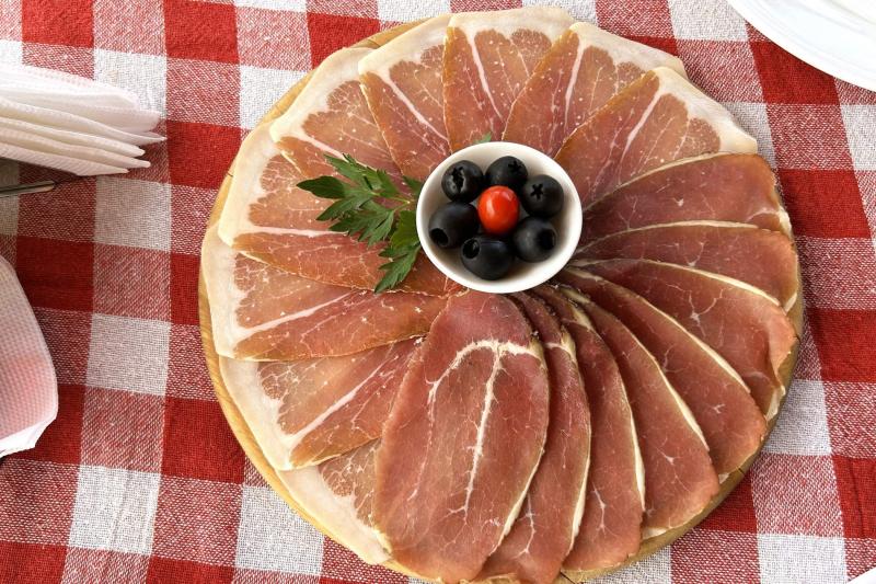 ニェグシュ村のレストランにてクロアチア料理