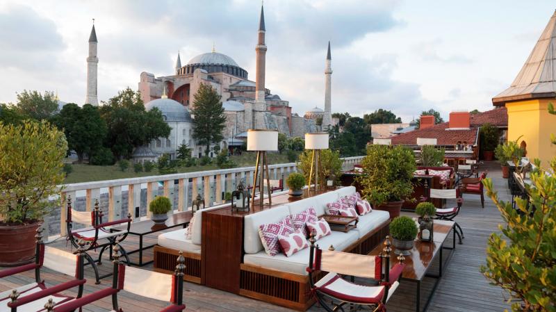 【フォーシーズンズ ホテル イスタンブール アット スルタンアフメット（トルコ）】私が視察へ行きたい1軒目のホテルですが、トルコのイスタンブールにある「フォーシーズンズ ホテル イスタンブール アット スルタンアフメット（Four Seasons Hotel Istanbul at Sultanahmet）」です。各国に数ある最高級ホテルのフォーシーズンズホテルですが、ここイスタンブールにはボスボラス海峡沿いにもう1軒あり、２軒のホテルは船でアクセス可能となっています。街中にあるホテルと海峡を望むホテルをどちらも泊まってみたいな～という贅沢な希望です。