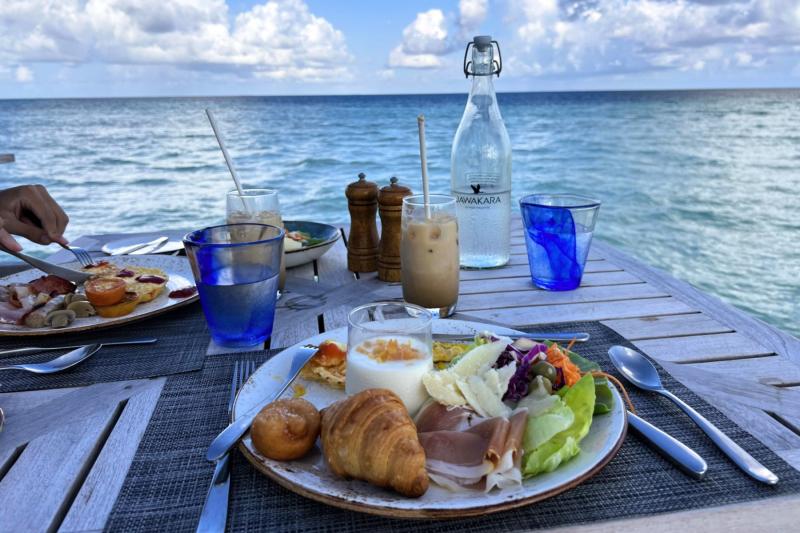 朝食は海の目の前でビュッフェ