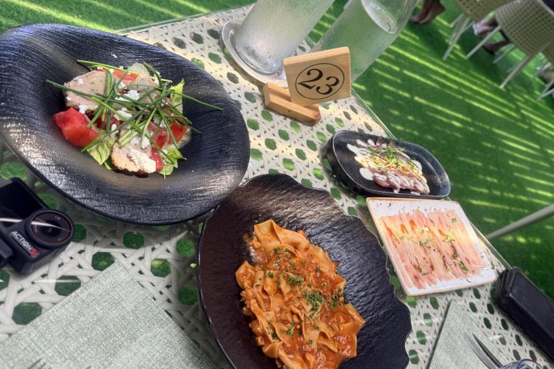 プールサイドの「グリーンカーペット」でのランチ
