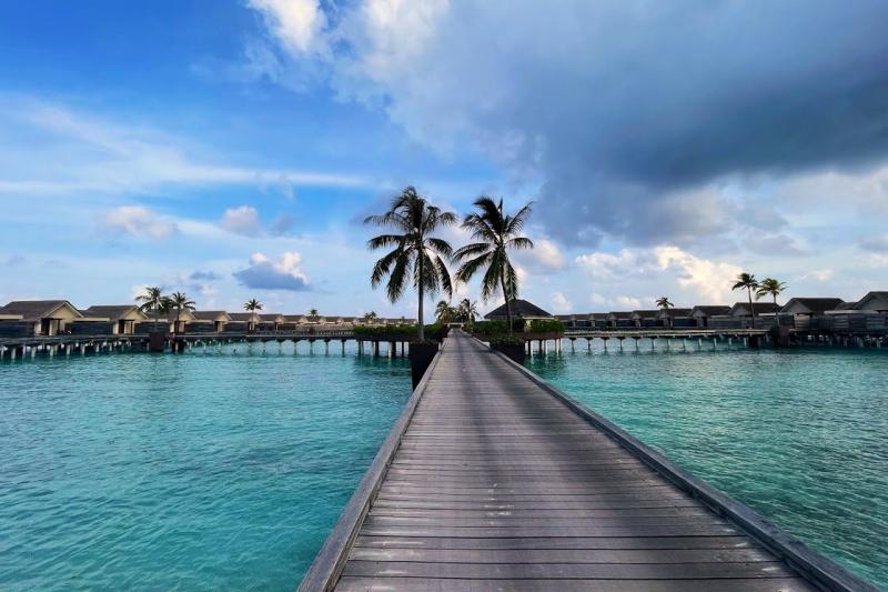 水上ヴィラに続く桟橋