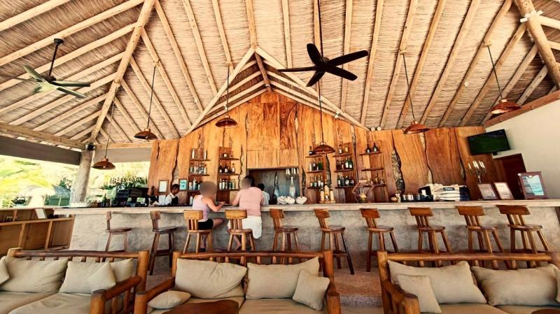 伝統的な天井の開放的なチアーズバー